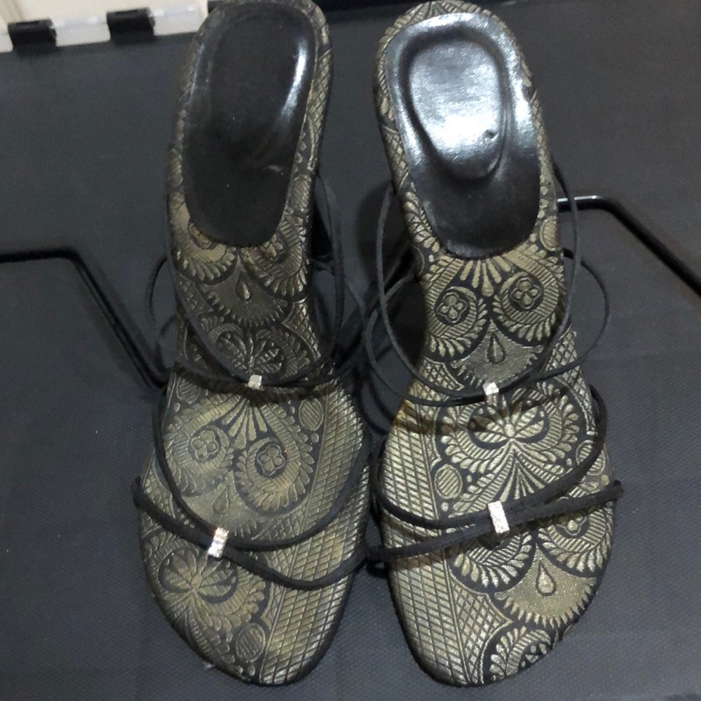 Sandals with stones
